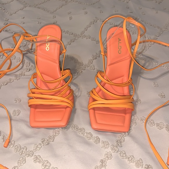 Strappy opened toed high heels - Picture 2 of 8